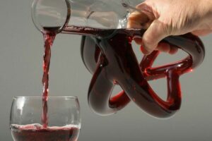 decantando vino
